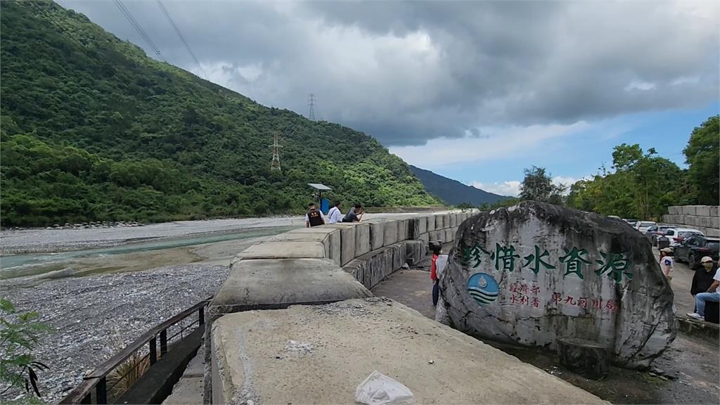 "萬里溪堰塞湖"黃色警戒解除 季連成視察堤防加固工程