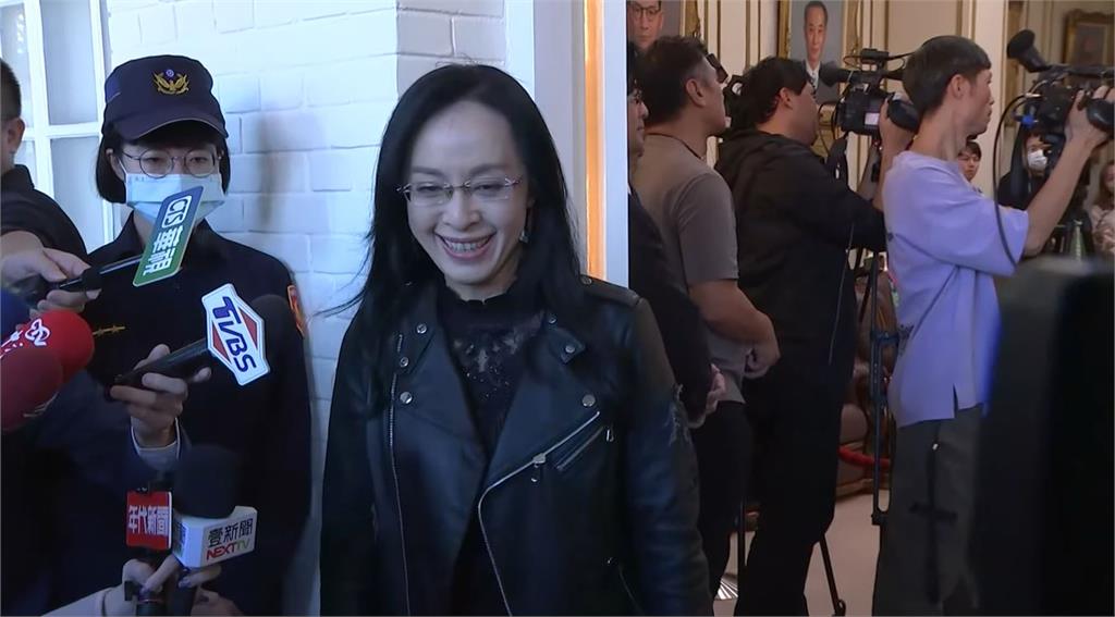 快新聞/見證憨川就任立委!韓國瑜逗趣問「該酒測了吧」 全場哄堂大笑