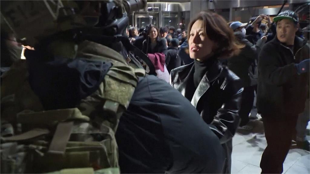南韓共同民主黨發言人搶槍爆紅 勇敢舉動引全球關注
