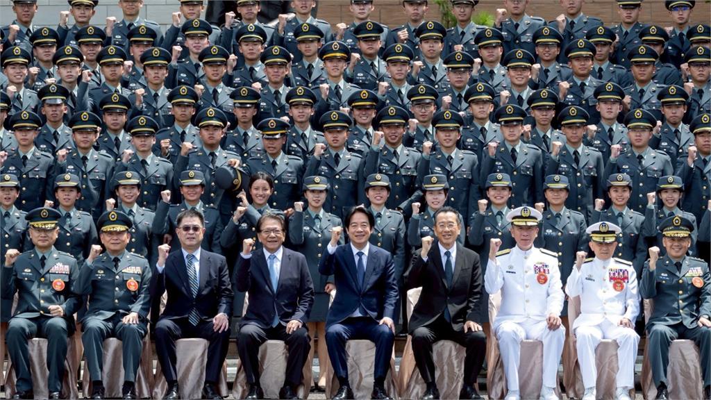 三軍八校畢典學生「出拳」下一秒完了！賴清德親發「認證照」…網：救命我笑出來