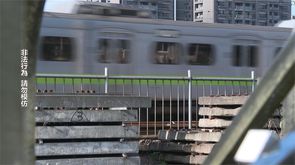 台鐵車廂又遭塗鴉怪客毒手! 台鐵緊急調派換車造成班次延誤