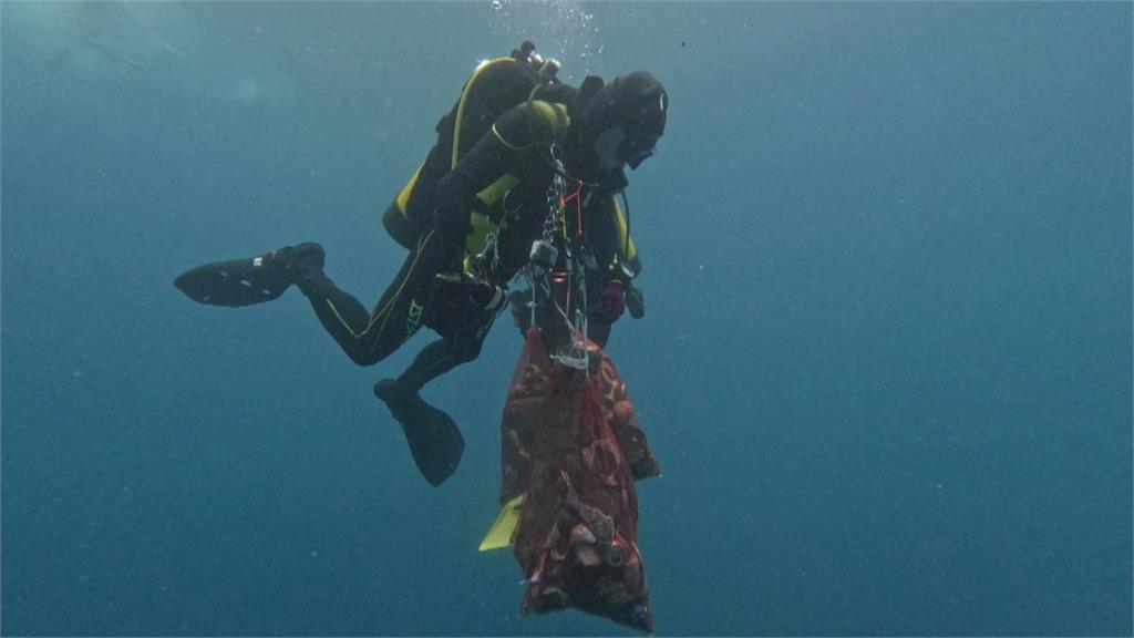 墾丁「淨海」　136名潛水員下海撿垃圾　70公斤廢棄物較往年減少