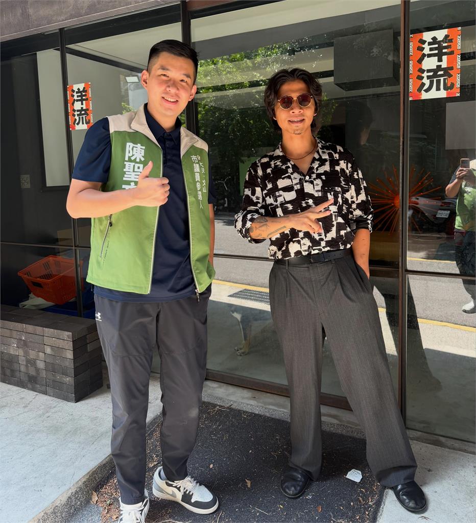 辦公室貼洋流海報！潮男老闆竟是「陳時中帥兒」　他PO合照震撼同事：很帥耶