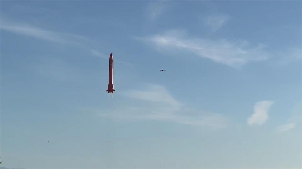 台灣首枚類衛星載具火箭　屏東旭海升空