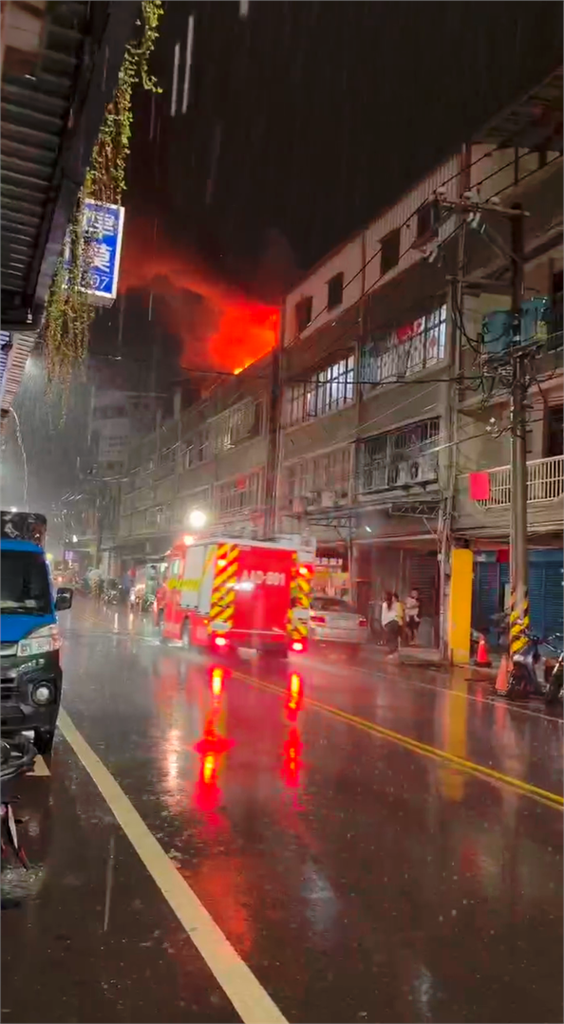 最新／新北又竄火舌！五股鐵皮屋冒火煙　消防急派21車41人搶救