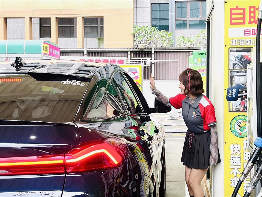 擔任一日站長「超給力」親自幫車子加油、掃碼!車主以為看走眼看到籃籃露出燦笑