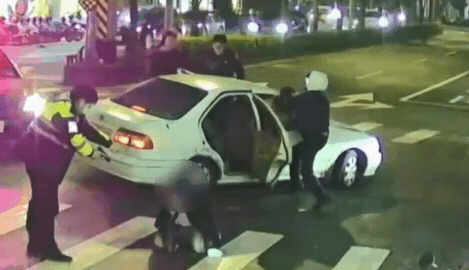 最新／永和贓車甩尾狂飆！警狂開4槍壓制　毒品前科男遭「拔」出車外