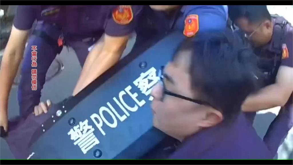 醉漢闖市場「揮舞平底鍋」咆哮　警蜂擁而上壓制帶回