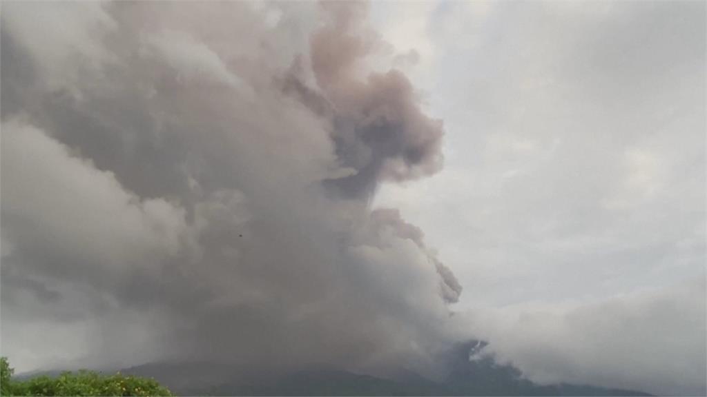 印尼「馬拉比火山」噴發　火山灰直衝3千米以上高空