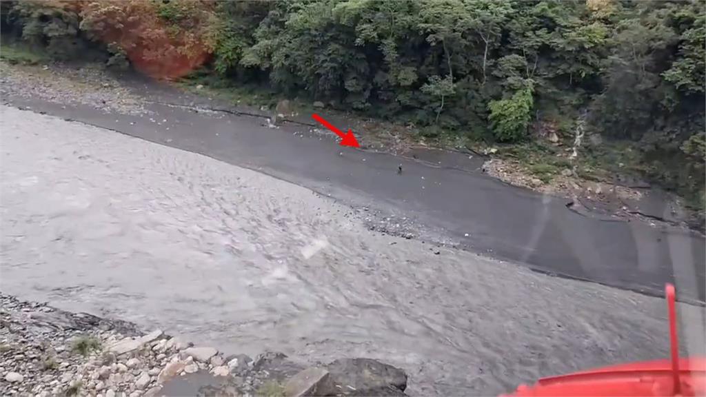 泛舟2受困者吊掛下山　聞訊勇消殉職落淚致歉