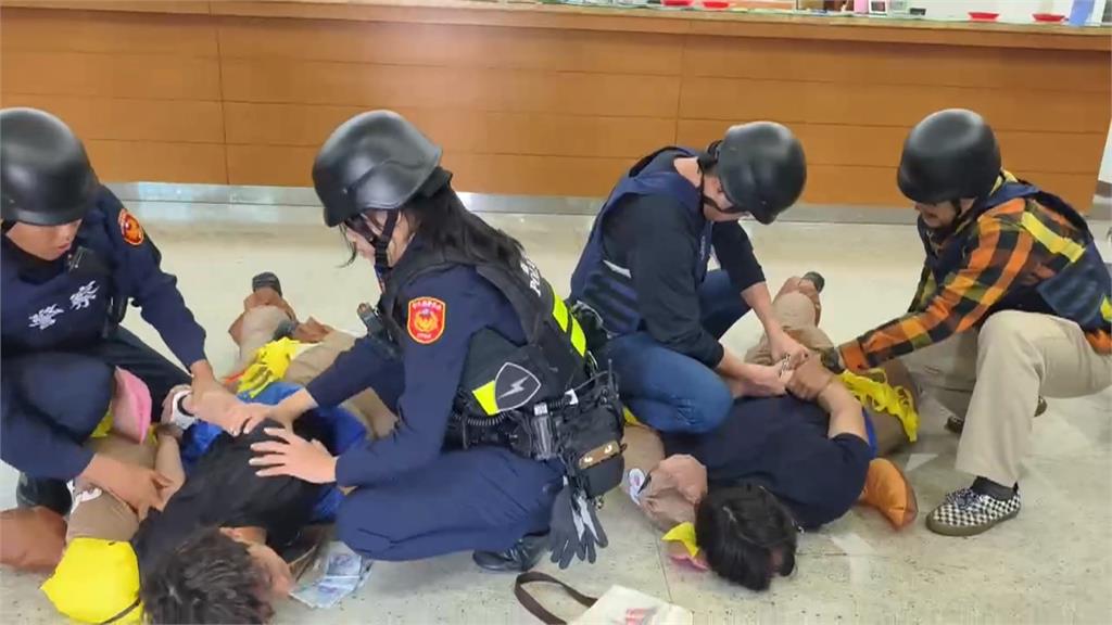 應景?搶匪套馬頭面具搶銀行 行員民眾配合演出場面超搞笑