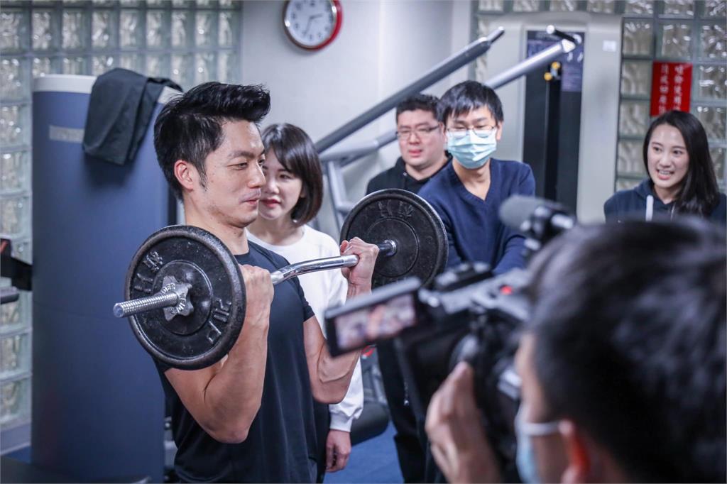 蔣萬安僅當14天兵「能騎自行車登山」？他舉「藝人閃兵案」開酸：能心安嗎