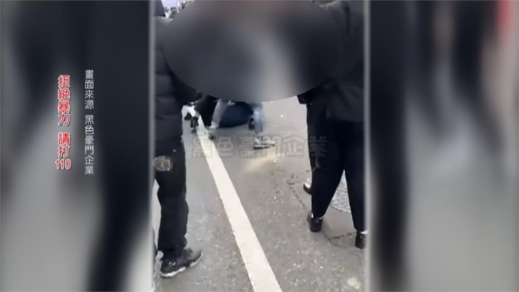 桃園蘆竹公祭大亂鬥畫面曝　　逾20黑衣人「三角錐、塑膠椅互砸」