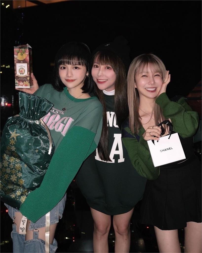 梓梓坐窗邊「下身失蹤」曬筊白筍美腿!玩耶誕遊戲網誇:妳就是禮物