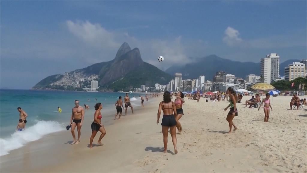 巴西里約沙灘運動新樣貌　身穿比基尼！女性球類運動嶄露頭角