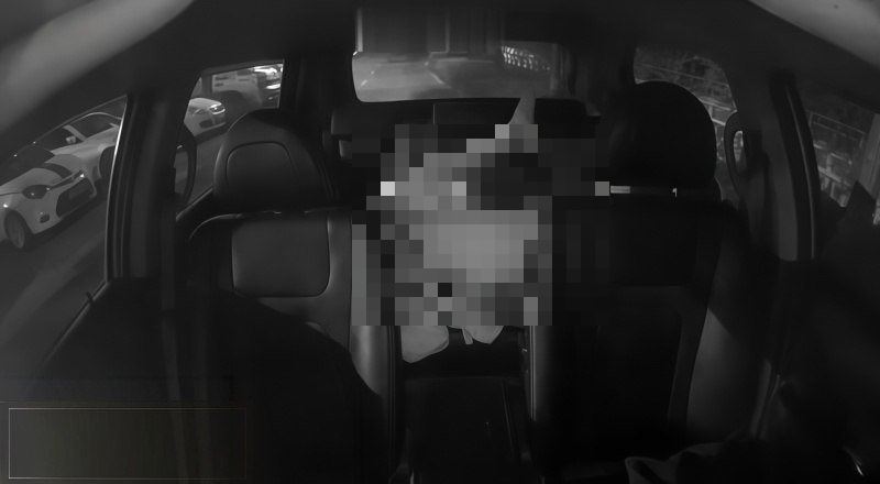 運將遭醉女親一口！下秒竟「爬後座激戰15秒」車內監視器曝光…網驚呆：太炸裂了