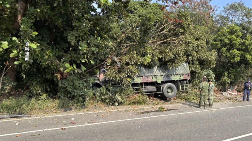 台南永康軍卡疑線道縮減不慎追撞轎車　轎車鈑金凹陷　交通一度受阻