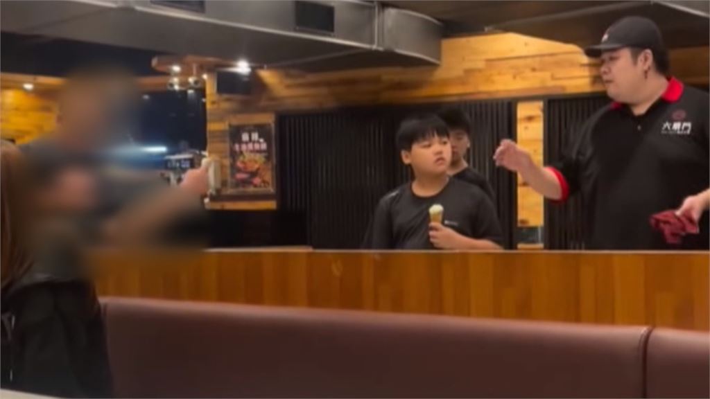 誤收餐點爆氣！婦火鍋店大鬧指責店員　好心勸架女客人也遭殃