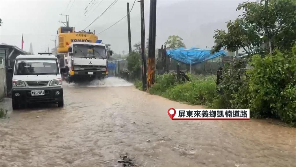 屏東山區大雨襲！　道路土石坍方遭掩埋　隘寮溪暴漲