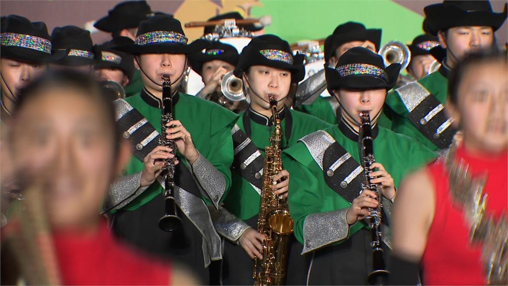 「橘色惡魔X翡翠騎士」首度台灣合體！　與莊敬高職樂儀旗隊西門町快閃