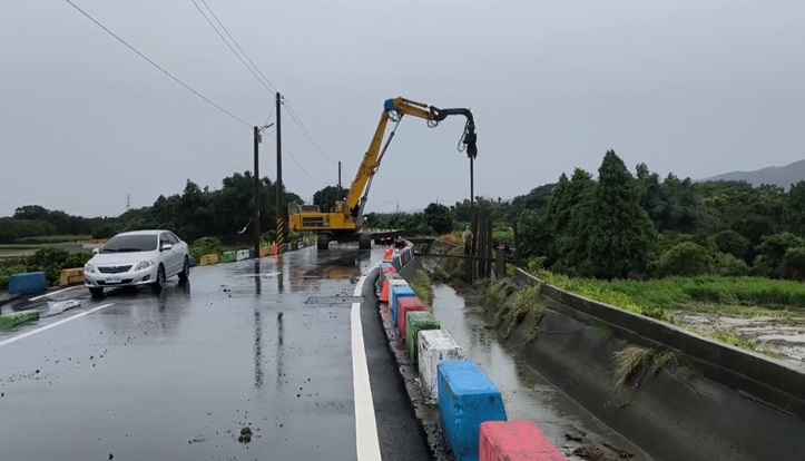 暴雨狂襲中台灣 彰化田中鴻門圳潰堤淹進村落