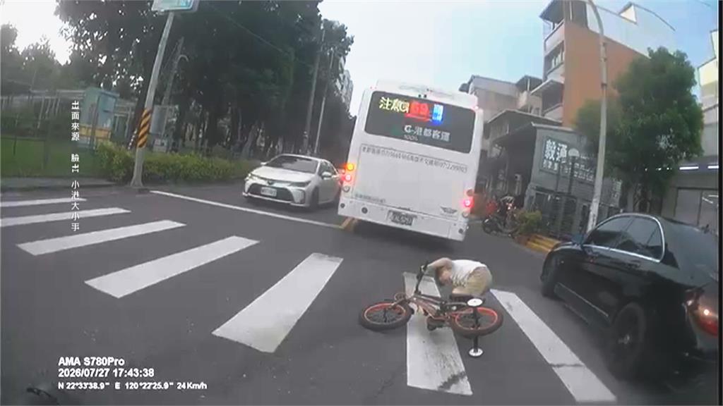 騎腳踏車撞上公車後輪　孩童倒地險遭輾