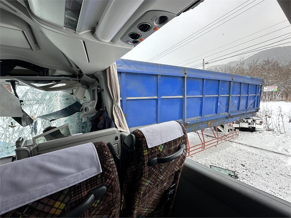 快新聞／畫面曝！北海道觀光巴士遭貨櫃車撞上　台灣觀光客等10人送醫