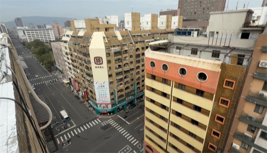 高雄旅館整修頂樓遮雨棚　鋼板吊上六樓高未做防護