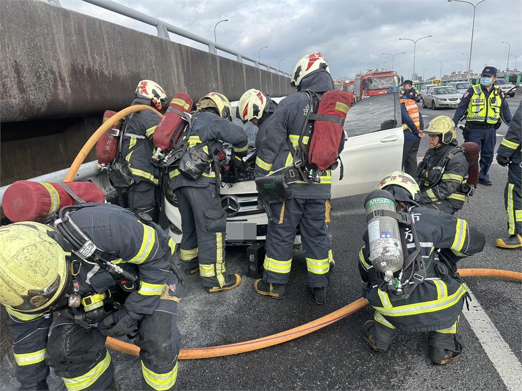 最新／國1五股路段驚魂！白車不明原因起火燃燒
