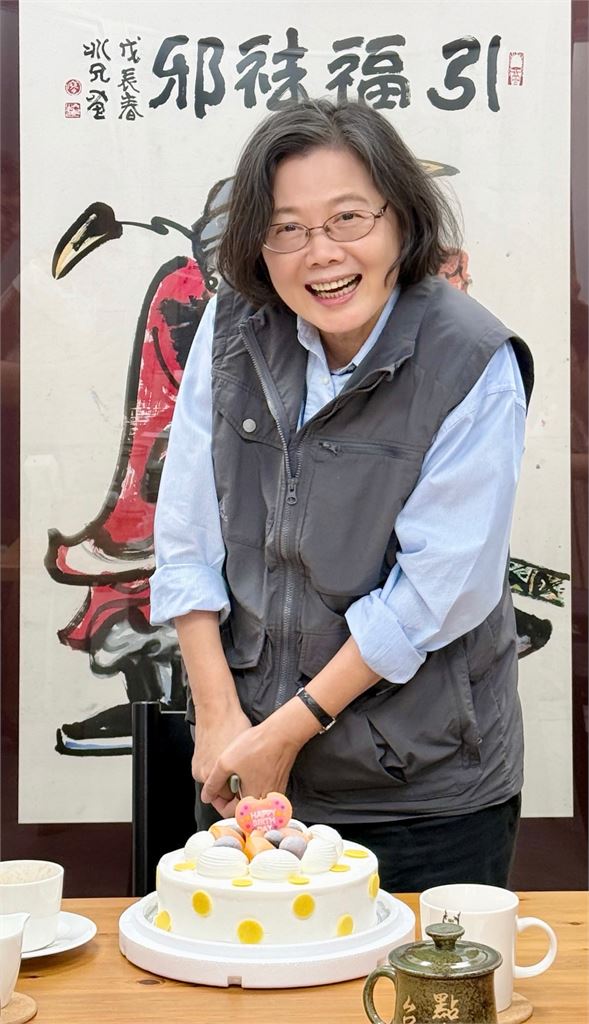 蔡英文突宣布「離開台灣」嚇瘋蘇巧慧！她急衝出「喊1句狂敲門」網大驚：連你都不知道