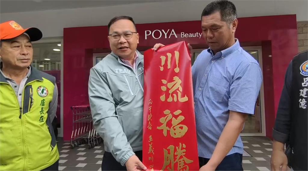 快新聞／王義川現身澎湖！發放「川流福騰」春聯　菜市場掃街拉抬2人選情