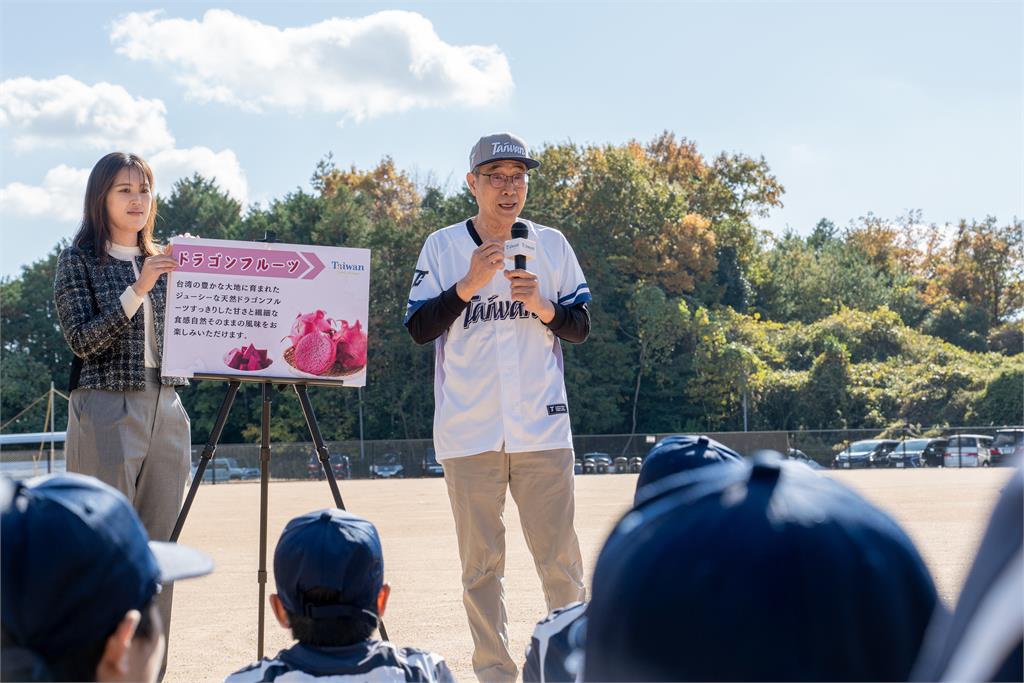 農業部長陳駿季推廣臺灣農產品　贈排骨便當為日本少棒隊選手加油