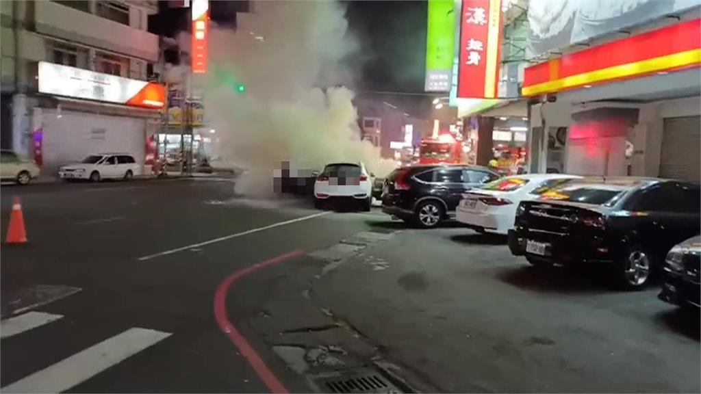 疑煞車失靈連續衝撞 台中轎車起火燃燒竄白煙