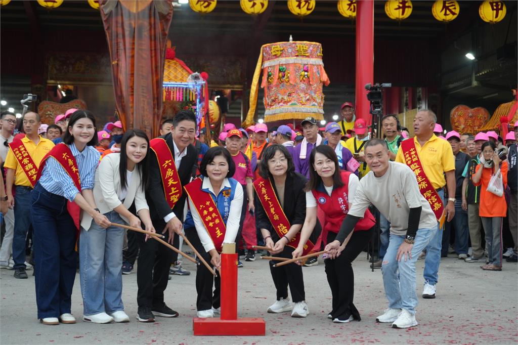 雲林六房媽過爐「三媽會」同框了!張麗善現身「女力爆發」扛轎畫面曝光