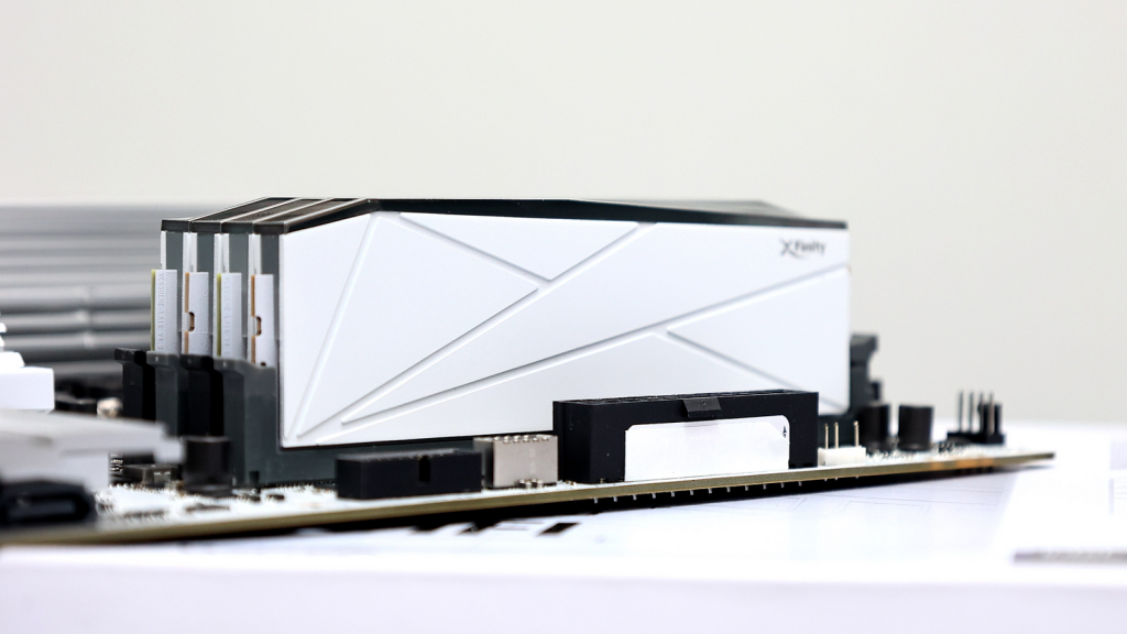 插好插滿 RGB 不能少 V-Color SCC O CUDIMM RGB 8000