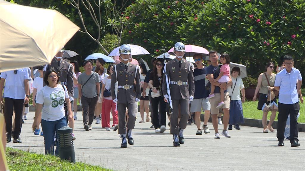 國軍儀隊訓練展示首次移到民主大道 民眾無畏豔陽搶拍