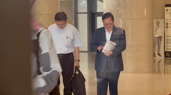 快新聞/500萬元交保! 鄭文燦不發一語、面露微笑上車離去