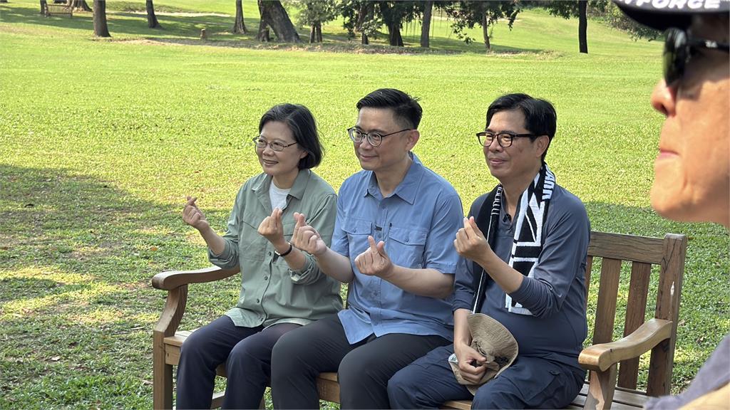 快新聞／果嶺健走！蔡英文、賴瑞隆嗑香菜花生糖　陳其邁拒吃逗趣反應曝