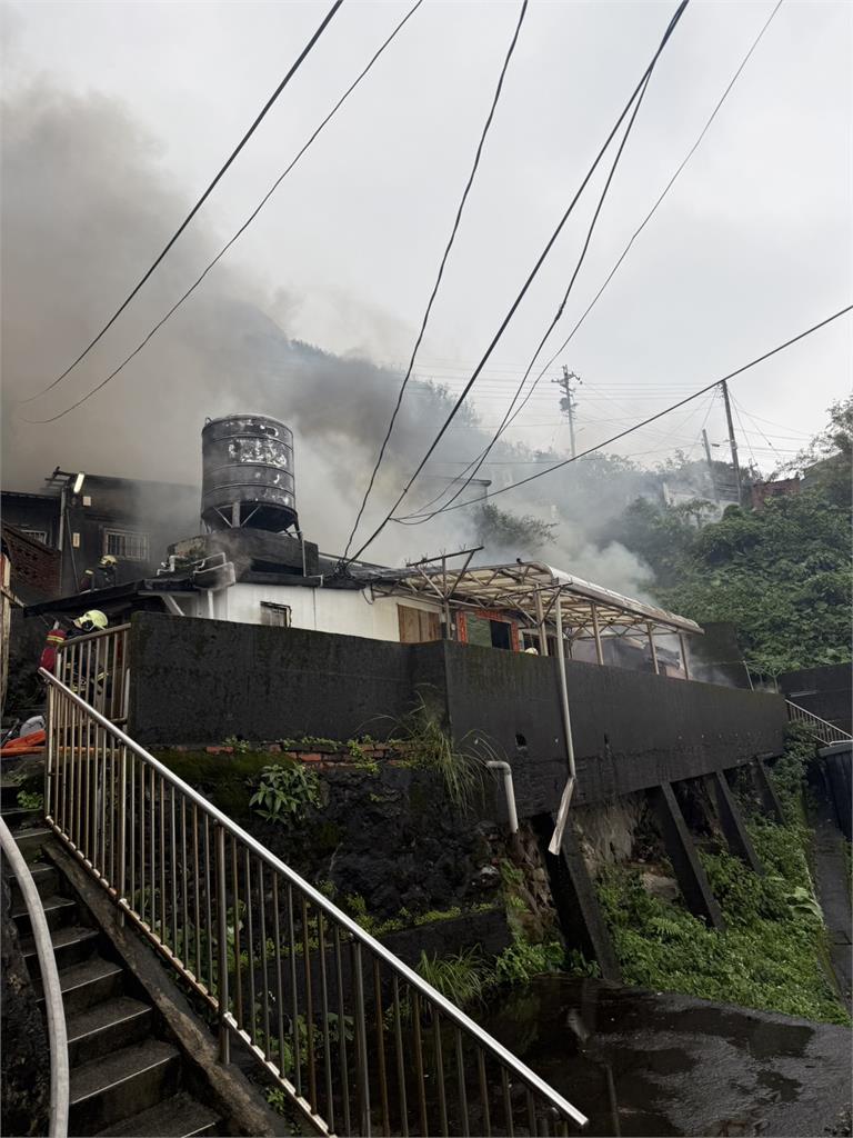 快新聞／瑞芳民宅白煙狂竄畫面曝　35坪平房陷火海