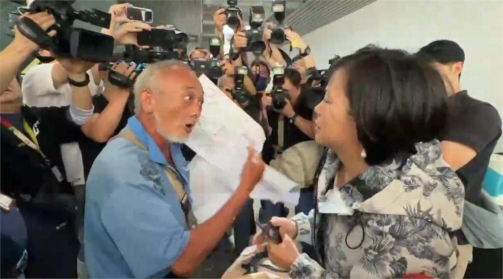 快新聞／李貞秀赴民眾黨中評會說明　白髮男拿紙狂喊「支持」：抗議賴清德