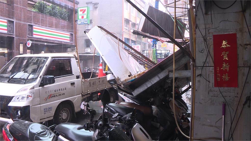巴威狂風釀災！蘆洲２店家招牌掉落　清晨「猛砸４機車」畫面全都錄