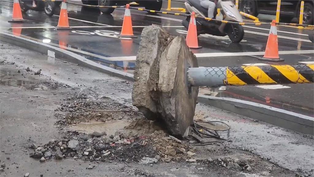 號誌燈桿突然倒下！　路過車輛急煞險遭砸中