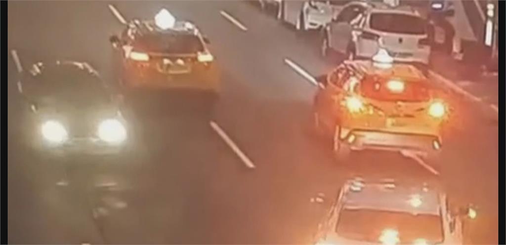 驚險畫面曝！　５旬男載妻兒「逆向行駛」市區　對向車嚇壞紛忙閃避