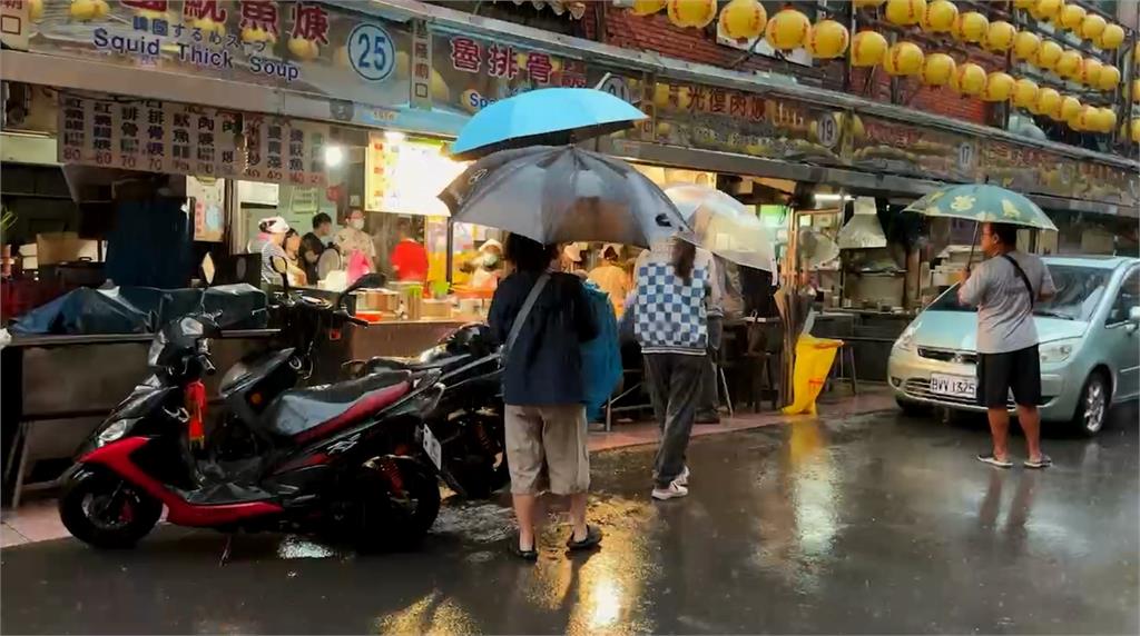山陀兒來襲基隆下大雨 廟口夜市淹水部分店家照營業