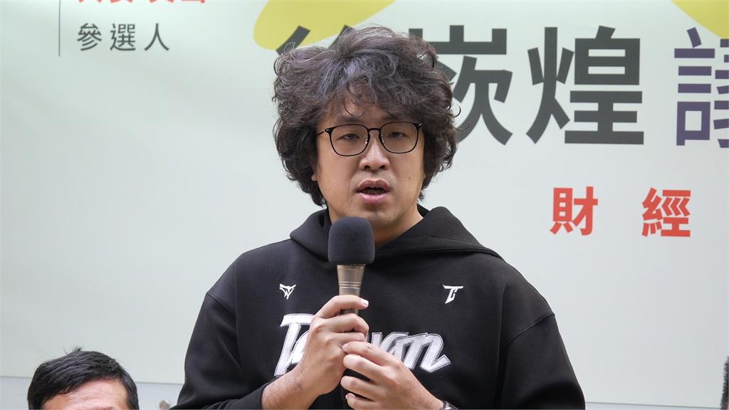 「招牌爆炸頭」剪掉了！　沈伯洋親曝：一直接到民眾陳情頭髮要剪