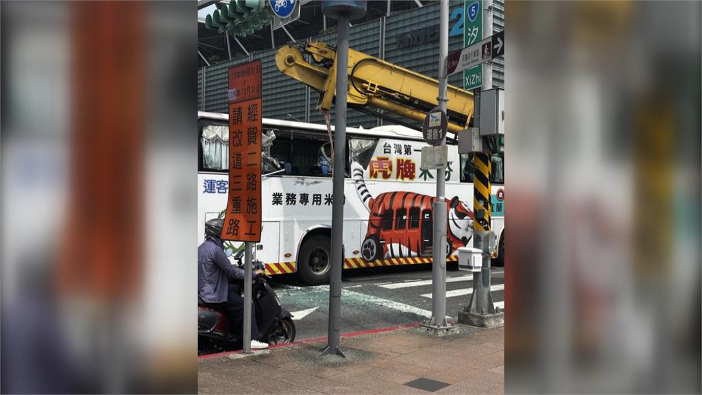 悚！曳引車裝載懸臂大型機具　轉彎沒抓準距離撞客運