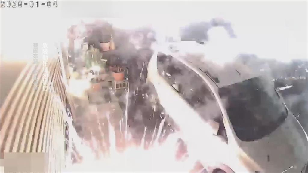 深夜爆炸聲!遭男子朝家門放煙火 住戶嚇壞報警!警方:將加強巡邏