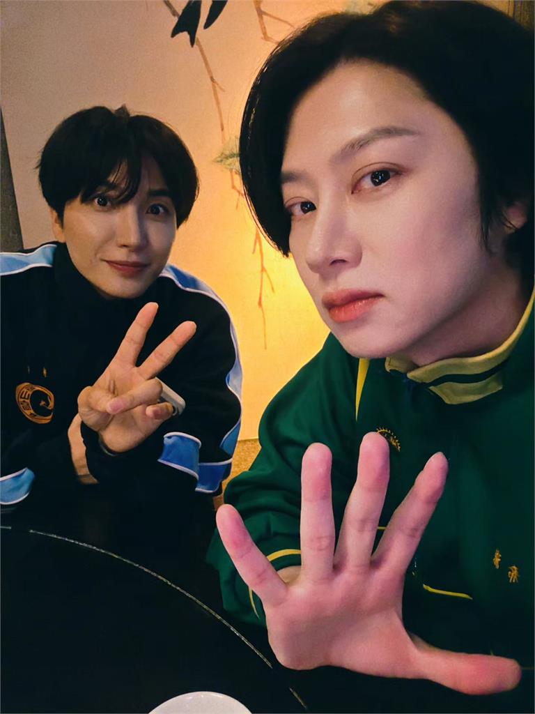 接地氣!Super Junior利特、希澈 穿「高中校服」現身