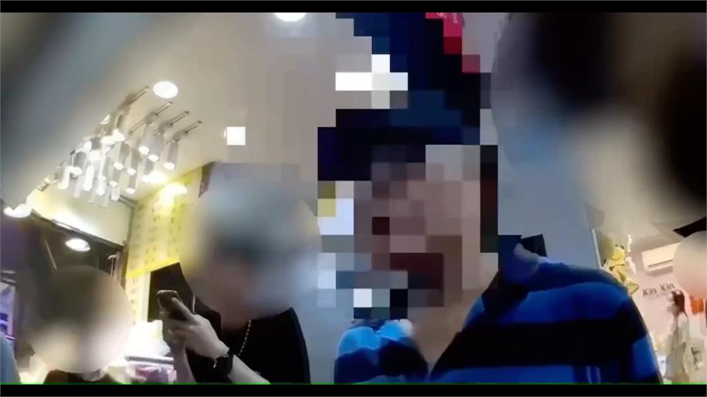 西門町有攝狼！男手提袋挖洞塞手機、密錄器偷拍　熱心民眾報警人贓俱獲