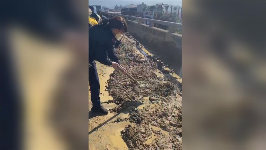 砂石散落占用車道 女警也拿鏟子幫忙清理